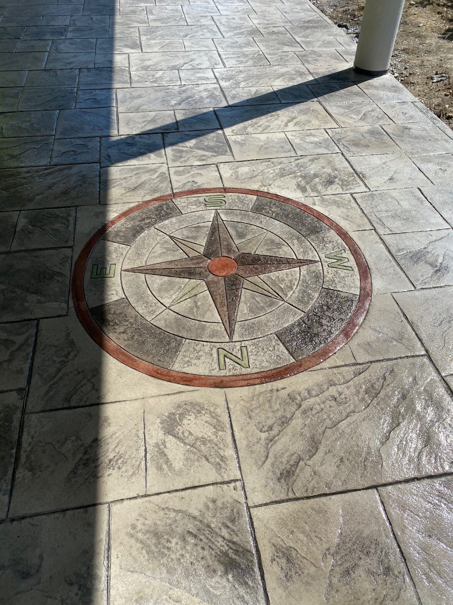 Stempelbeton mit Kompass